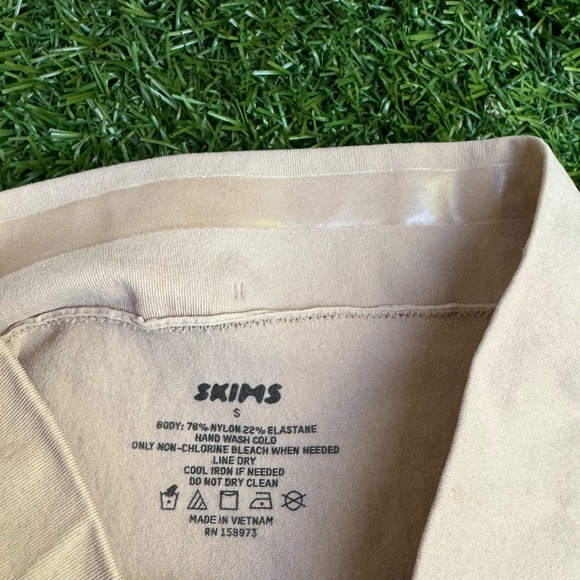 SKIMS SEAMLESS SCULPT
MID THIGH SHORT Size Small New without tags $38 - Picture 10 of 11